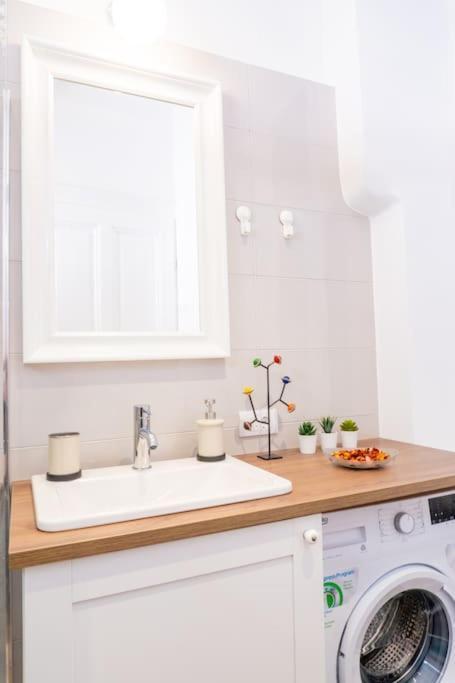 Central And Comfy 2Bdr Apartment Near Parliament Belgrád Kültér fotó